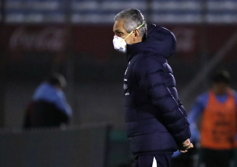 LYNXMPEG9B1E4.jpg,IMAGEN DE ARCHIVO. El DT de la selección chilena de fútbol, Reinaldo Rueda, durante el partido por las eliminatorias sudamericanas rumbo al Mundial de Qatar 2022 ante Uruguay, en el Estadio Centenario, en Montevideo - Octubre 8, 2020. Pool vía REUTERS/Raul Martinez; Crédito: RAUL MARTINEZ, Reuters