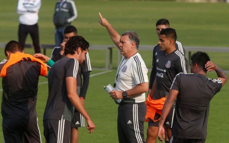 LYNXMPEG9B1JI.jpg,Foto de archivo de Gerardo Martino en un entrenamiento con la selección mexicana de fútbol. Ciudad de México. 11 de febrero de 2019.
REUTERS/Henry Romero; Crédito: Array, Reuters