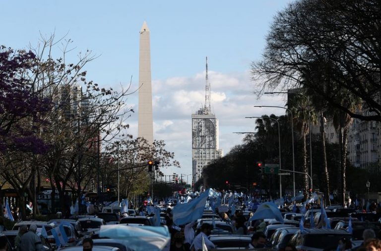 LYNXMPEG9B1OT.jpg,Los manifestantes participan en una protesta contra el gobierno nacional de Argentina en medio del brote de la enfermedad del coronavirus (COVID-19), en el obelisco de Buenos Aires, Argentina. Oct 12, 2020. REUTERS/Agustin Marcarian; Crédito: AGUSTIN MARCARIAN, Reuters