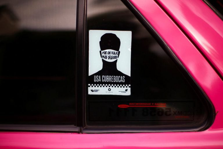 LYNXMPEG9C007.jpg,Un adhesivo colocado en la ventana de un taxi es visto mientras taxistas realizan una protesta contra aplicaciones como Uber, Cabify y Didi en Ciudad de México, México. 12 de octubre de 2020. REUTERS/Edgard Garrido; Crédito: EDGARD GARRIDO, Reuters