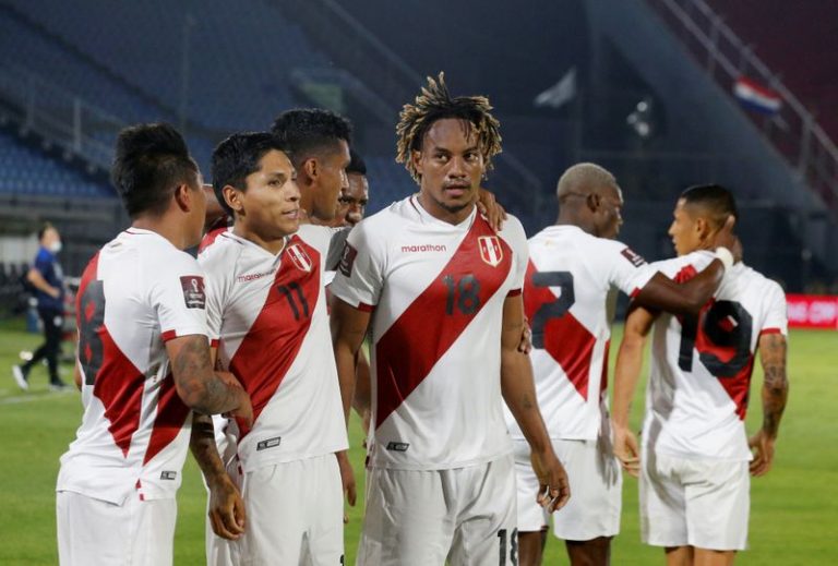 LYNXMPEG9C03S.jpg,Foto de archivo. Fútbol clasificatorios sudamericanos al Mundial2022 - Paraguay vs Perú - Estadio Defensores del Chaco, Asunción, Paraguay - 8 de octubre de 2020 El peruano Andre Carrillo celebra su primer gol con sus compañeros REUTERS / Jorge Adorno; Crédito: JORGE ADORNO, Reuters