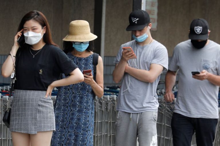 LYNXMPEG9C0XI.jpg,FILE PHOTO: People wear protective face masks outside at a shopping plaza after New Jersey Governor Phil Murphy said he would sign an executive order requiring people to wear face coverings outdoors to prevent a resurgence of the coronavirus disease (COVID-19), in Edgewater, New Jersey, U.S., July 8, 2020. REUTERS/Mike Segar; Crédito: MIKE SEGAR, Reuters