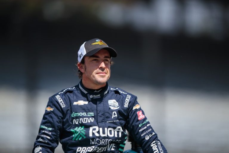 LYNXMPEG9C0XK.jpg,FILE PHOTO: Aug 15, 2020; Indianapolis, IN, USA; IndyCar Series driver Fernando Alonso during qualifying for the 104th Running of the Indianapolis 500 at Indianapolis Motor Speedway. Mandatory Credit: Mark J. Rebilas-USA TODAY Sports; Crédito: Mark J. Rebilas, Reuters