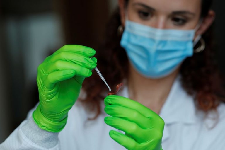 LYNXMPEG9C19J.jpg,Una bióloga opera una prueba EasyCOV, un examen rápido de saliva para detectar el COVID-19 desarrollado por la firma francesa SkillCell, en París, Francia. 12 de octubre, 2020. REUTERS/Benoit Tessier; Crédito: BENOIT TESSIER, Reuters