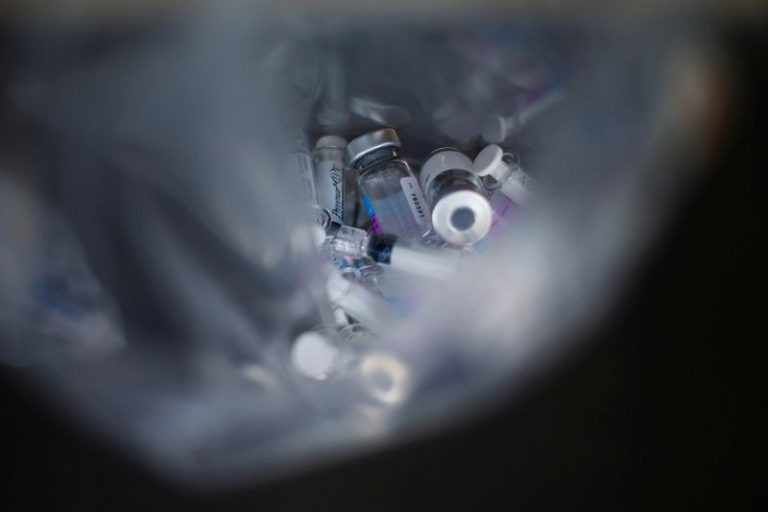 LYNXMPEG9C19Z.jpg,Imagen de archivo. Frascos vacíos que contienen dosis de la vacuna contra la influenza se muestran dentro de una bolsa durante el inicio del programa gratuito de vacunación contra la influenza en Ciudad de México, México, mientras continúa la propagación mundial de la enfermedad del coronavirus (COVID-19). 1 de octubre de 2020. REUTERS / Edgard Garrido; Crédito: EDGARD GARRIDO, Reuters