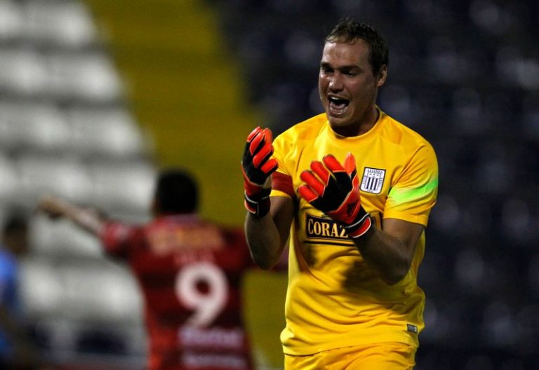 LYNXMPEG9C1AH.jpg,FOTO DE ARCHIVO. El exfutbolista George Forsyth de Alianza Lima de Perú reacciona después de que Alejandro Romero Gamarra (no en la foto) del argentino Huracán anotó un gol durante un partido por la Copa Libertadores en Lima, Perú. 3 de febrero de 2015. REUTERS/Mariana Bazo; Crédito: MARIANA BAZO, Reuters