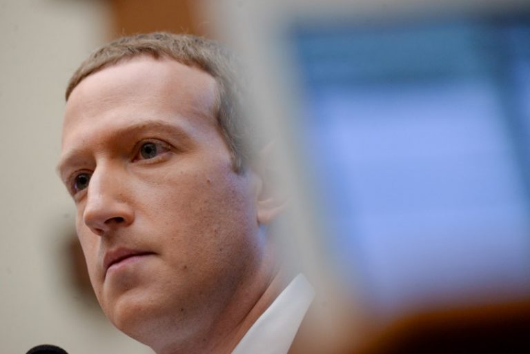 LYNXMPEG9C1DN.jpg,FILE PHOTO: Facebook Chairman and CEO Mark Zuckerberg testifies at a House Financial Services Committee hearing in Washington, U.S., October 23, 2019. REUTERS/Erin Scott; Crédito: ERIN SCOTT, Reuters