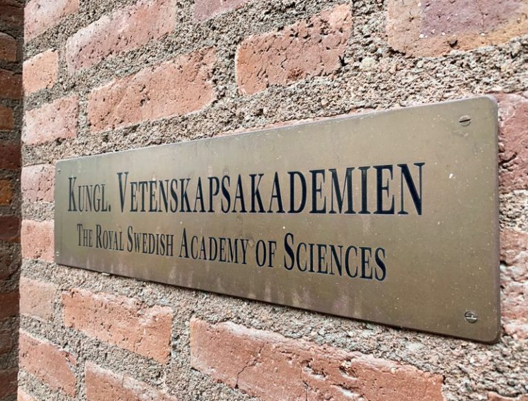 LYNXMPEG9C1JU.jpg,Letrero en la entrada de la Real Academia Sueca de Ciencias en Estocolmo, Suecia. 8 octubre 2019.
REUTERS/Anna Ringsrom; Crédito: ANNA RINGSTROM, Reuters