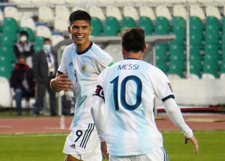 LYNXMPEG9C1XH.jpg,Foto del martes de Joaquin Correa celebrando con Lionel Messi tras marcar el segundo gol de Argentina ante Bolivia 
Oct 13, 2020  Javier Mamani/Pool via Reuters; Crédito: POOL, Reuters
