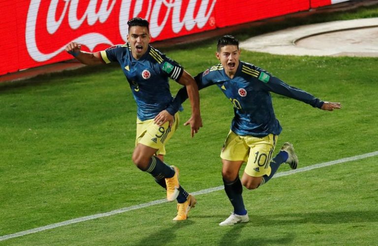 LYNXMPEG9D05F.jpg,El colombiano Radamel Falcao celebra junto a James Rodriguez el segundo gol de Colombia en el empate 2-2 con Chile por las eliminatorias sudamericanas. Estadio Nacional, Santiago, Chile, el 13 de octubre de 2020. Alberto Valdes/Pool via REUTERS; Crédito: POOL New, Reuters