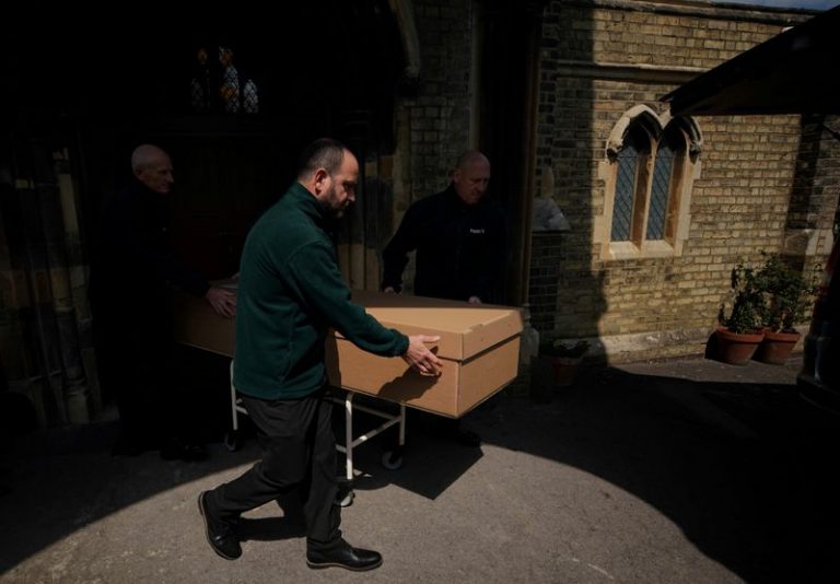 LYNXMPEG9D0RF.jpg,FOTO DE ARCHIVO: Trabajadores de una funeraria transportan el cadáver de un muerto por COVID-19 en un ataúd para introducirlo en un coche fúnebre en el cementerio Lambeth de Londres, Reino Unido, el 4 de mayo de 2020. REUTERS/Hannah McKay; Crédito: Hannah Mckay, Reuters