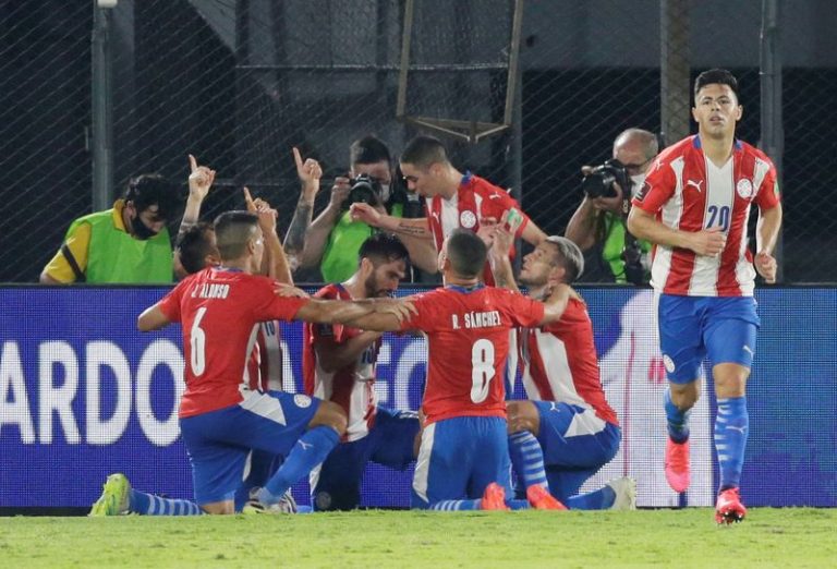 LYNXMPEG9D0WF.jpg,FOTO DE ARCHIVO. Los jugadores de la selección masculina de Paraguay celebran tras marcar un gol ante Perú por las clasificatorias sudamericanas para el Mundial de Fútbol de Catar 2022, en el estadio Defensores del Chaco, en Asunción, Paraguay. 8 de octubre de 2020. REUTERS/Jorge Adorno; Crédito: JORGE ADORNO, Reuters