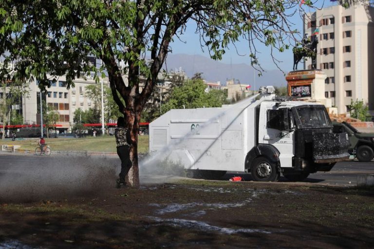 LYNXMPEG9D17C.jpg,Un vehículo lanza cañones de agua a manifestantes durante una protesta en Santiago de Chile. FOTO DE ARCHIVO. Octubre 9, 2020. REUTERS/Iván Alvarado; Crédito: IVAN ALVARADO, Reuters