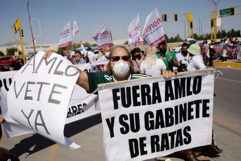 LYNXMPEG9D17E.jpg,Foto de archivo. Manifestantes sostienen pancartas mientras participan en una protesta durante la visita del presidente de México, Andrés Manuel López Obrador, a Ciudad Juárez, México. 2 de octubre de 2020. REUTERS/Jose Luis Gonzalez; Crédito: JOSE LUIS GONZALEZ, Reuters