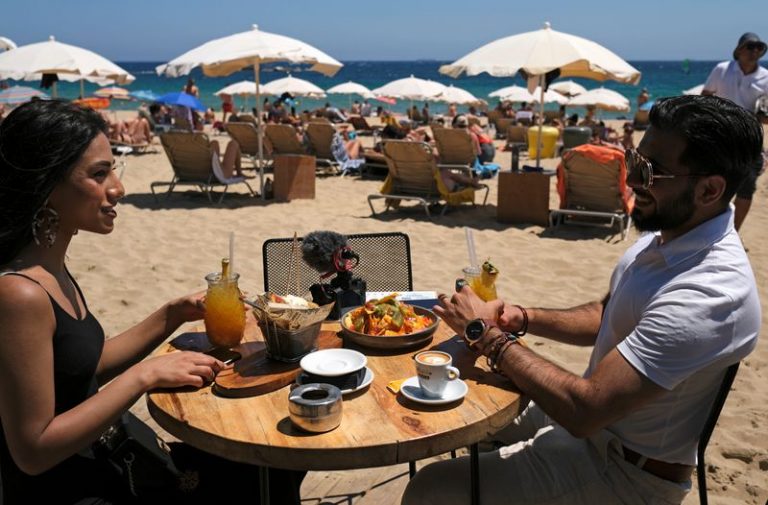 LYNXMPEG9D19P.jpg,FOTO DE ARCHIVO. Una mujer y un hombre se sientan en un bar mientras disfrutan del clima soleado en la playa de la Barceloneta, en Barcelona, Cataluña, España. 19 de julio de 2020. REUTERS/Nacho Doce; Crédito: NACHO DOCE, Reuters