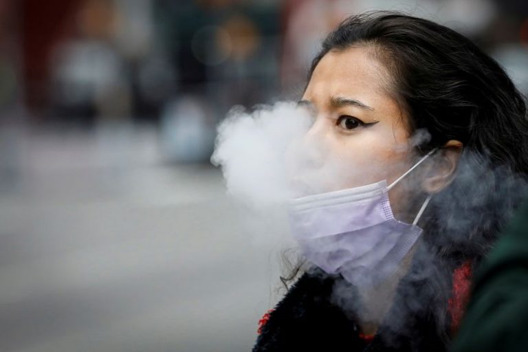 LYNXMPEG9D1AD.jpg,Imagen de archivo de una mujer exhalando después de vapear en Times Square, durante la pandemia de COVID-19, en la ciudad de Nueva York, Estados Unidos. 31 de marzo, 2020. REUTERS/Brendan McDermid/Archivo; Crédito: BRENDAN MCDERMID, Reuters