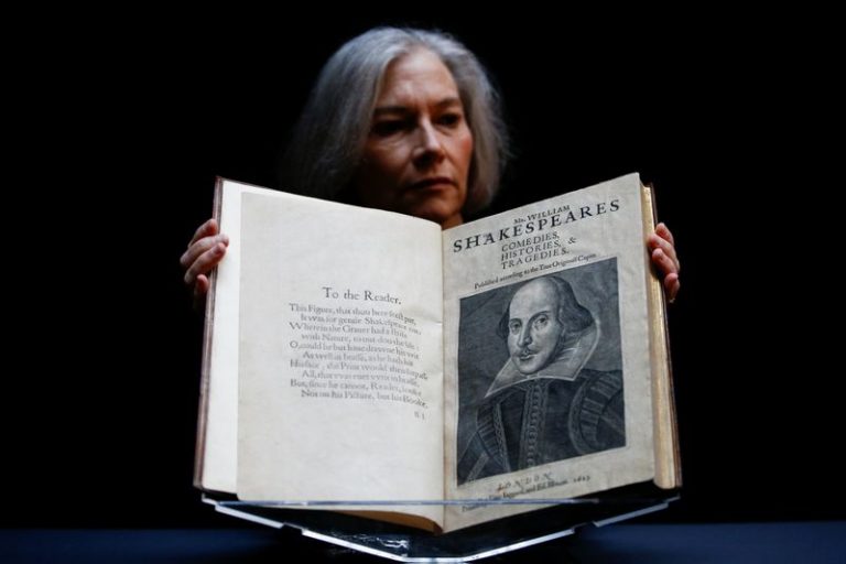 LYNXMPEG9D1FI-1.jpg,Imagen de archivo del Primer Folio de William Shakespeare, publicado en 1623 y que contiene 36 obras del dramaturgo, en exhibición en la Casa de Subastas Christie's en Londres, Reino Unido. 13 de enero, 2020. REUTERS/Henry Nicholls/Archivo; Crédito: Henry Nicholls, Reuters
