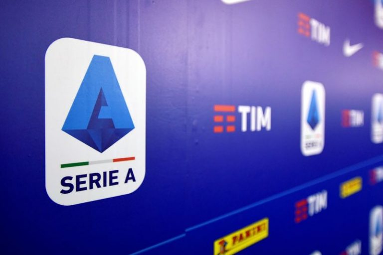 LYNXMPEG9D1JD.jpg,FOTO DE ARCHIVO: Un logo de la Lega Serie A de Italia es visto en Milán, Italia, 17 diciembre 2019.
REUTERS/Flavio Lo Scalzo/; Crédito: FLAVIO LO SCALZO, Reuters