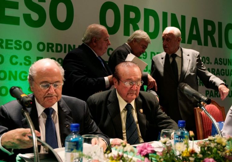 LYNXMPEG9D1PC.jpg,Foto de archivo de 2009 del por entonces presidente de la FIFA Sepp Blatter junto al presidente de la Conmebol Nicolas Leoz (delante) y el expresidente de la FIFA  Joao Havelange, el presidente de la CBF Ricardo Teixeira y el secretario general de la Conmebol Eduardo Deluca (detrás) en un congreso de la Conmebol en Asunción. 
Ene 29, 2009.  REUTERS/Jorge Adorno ; Crédito: JORGE ADORNO, Reuters
