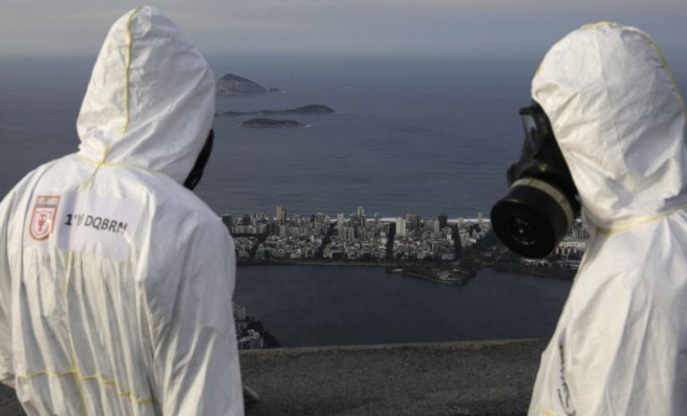 LYNXMPEG9D1VG.jpg,IMAGEN DE ARCHIVO. Militares trabajan en la desinfección de la estatua del Cristo Redentor previo a su reapertura, en medio del brote de coronavirus en Río de Janeiro, Brasil, Agosto 13, 2020. REUTERS/Ricardo Moraes; Crédito: RICARDO MORAES, Reuters