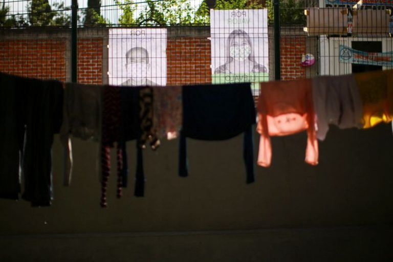 LYNXMPEG9E00G.jpg,Carteles para crear conciencia sobre el uso de mascarillas se muestran en una lavandería pública mientras continúa la pandemia del coronavirus en Xochimilco, en las afueras de Ciudad de México, México. 14 de octubre de 2020. REUTERS/Edgard Garrido; Crédito: EDGARD GARRIDO, Reuters