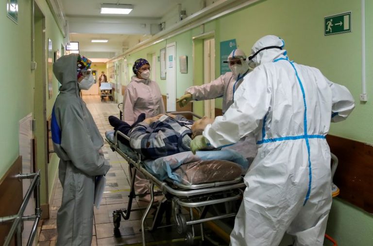 LYNXMPEG9E0YU.jpg,Foto de archivo de un grupo de trabajadores médicos transportando un paciente con coronavirus en un hospital en Moscú.
Oct 8, 2020. REUTERS/Maxim Shemetov
; Crédito: MAXIM SHEMETOV, Reuters