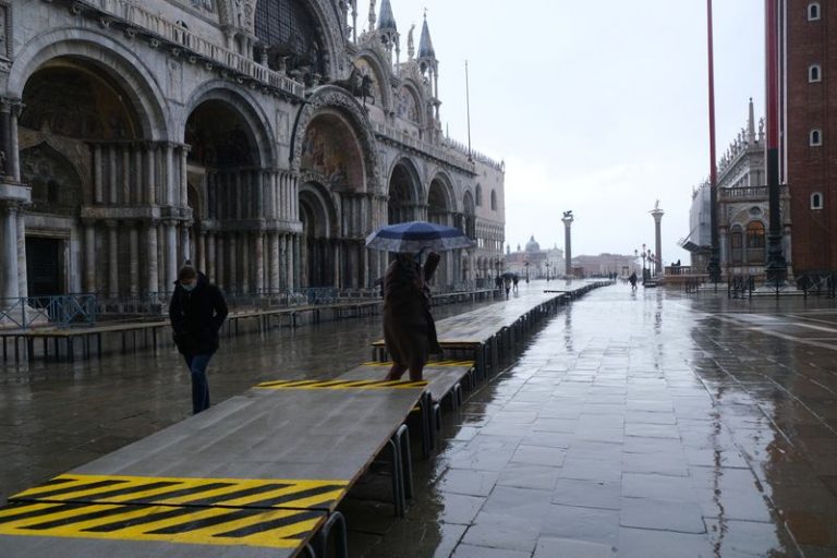 LYNXMPEG9E108.jpg,La gente camina en la Plaza de San Marcos durante la marea alta mientras las barreras contra inundaciones conocidas como Mose se levantan por segunda vez, protegiendo con éxito la ciudad de la laguna de las inundaciones, en Venecia, Italia, 15 octubre 2020.
REUTERS/Manuel Silvestri; Crédito: MANUEL SILVESTRI, Reuters