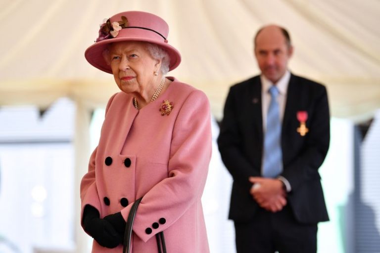 LYNXMPEG9E16L.jpg,La reina Isabel de Gran Bretaña habla con el personal, incluido el profesor Tim Atkins (derecha), quien fue honrado por su trabajo en el incidente de Novichok de 2018 y ha estado involucrado en la lucha contra el COVID-19, durante una visita al Dstl en el Parque Científico Porton cerca de Salisbury, Gran Bretaña, 15 octubre 2020.
Ben Stansall/Pool vía REUTERS; Crédito: POOL, Reuters