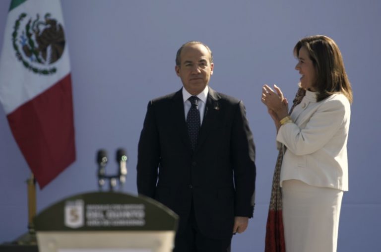 LYNXMPEG9E185.jpg,Imagen de archivo. El expresidente de México, Felipe Calderón (izq.), sonriendo cuando gobernaba en 2011, mientras su esposa, la primera dama Margarita Zavala, aplaudía en un evento en la capital del país. 4 de diciembre de 2011. REUTERS / Bernardo Montoya; Crédito: STRINGER Mexico, Reuters