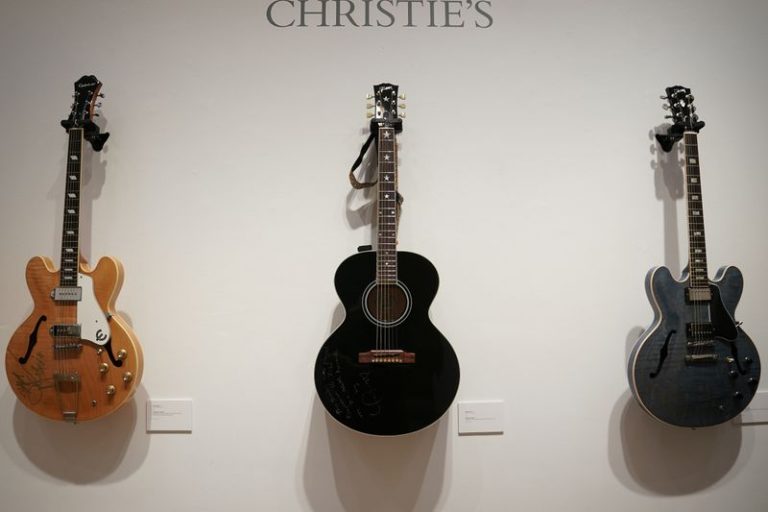 LYNXMPEG9E1MK.jpg,Algunas de las guitarras que serán subastadas en favor de los trabajadores de la música country en Nashville en la casa Christie's, en Nueva York, EEUU. 14 octubre 2020. REUTERS/Carlo Allegri; Crédito: Carlo Allegri, Reuters