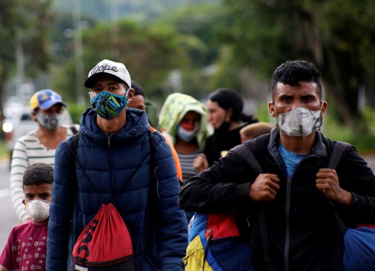 LYNXMPEG9E1OD.jpg,Migrantes venezolanos caminan hacia la frontera con Colombia, en medio del brote de coronavirus, en San Cristóbal, Venezuela, Octubre 12, 2020. REUTERS/Carlos Eduardo Ramirez; Crédito: CARLOS EDUARDO RAMIREZ, Reuters