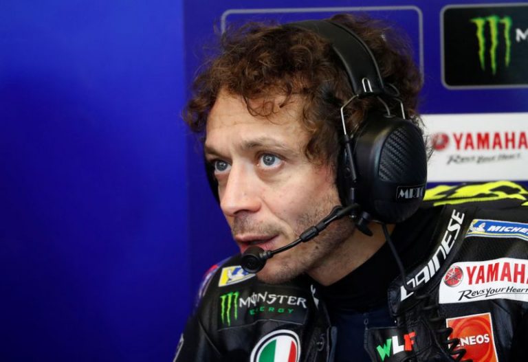LYNXMPEG9E1TB.jpg,IMAGEN DE ARCHIVO. El nueve veces campeón del muindo de MotoGP, Valentino Rossi, antes de las clasificaciones del Gran Premio de Francia, en el Circuito Bugatti, Le Mans, Francia - Octubre 10, 2020 REUTERS/Stephane Mahe; Crédito: STEPHANE MAHE, Reuters
