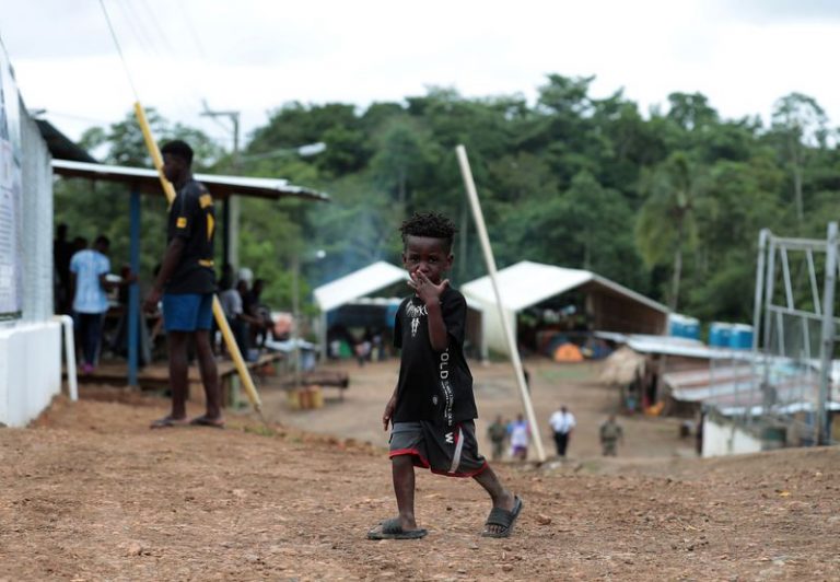 LYNXMPEG9F10K.jpg,Imagen de archivo. Migrantes en un refugio temporal durante la visita del secretario interino de Seguridad Nacional de los Estados Unidos, Kevin McAleenan, al pueblo de La Penita, Panamá. 23 de agosto de 2019. REUTERS / Erick Marciscano; Crédito: ERICK MARCISCANO, Reuters