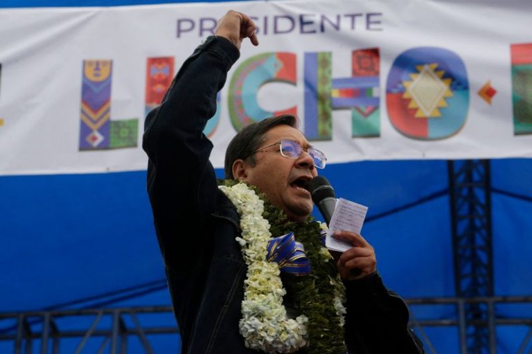 LYNXMPEG9F16Y.jpg,El candidato presidencial Luis Arce del partido Movimiento al Socialismo (MAS) habla durante un mitin de clausura antes de las elecciones presidenciales bolivianas, en El Alto, en las afueras de La Paz, Bolivia, 14 octubre 2020.
REUTERS/David Mercado ; Crédito: David Mercado, Reuters