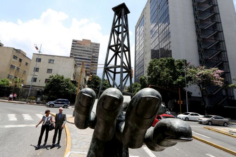LYNXMPEG9F1F5.jpg,La gente pasa junto a una escultura fuera de un edificio de la petrolera estatal de Venezuela PDVSA en Caracas ,Venezuela Mayo 17, 2019. REUTERS/Ivan Alvarado; Crédito: IVAN ALVARADO, Reuters