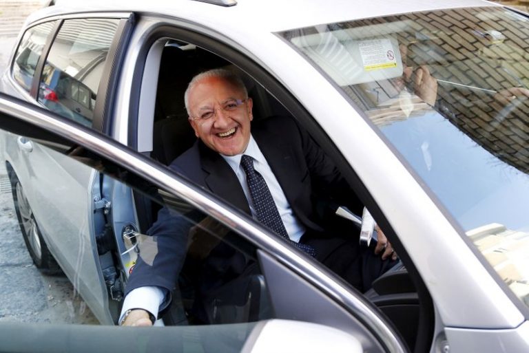 LYNXMPEG9F1LY.jpg,FOTO DE ARCHIVO. Vincenzo de Luca, candidato del Partido Democrático (PD) a la presidencia de la región sur de Campania, sonríe mientras se va en automóvil después de una conferencia de prensa en Nápoles, Italia, 29 de mayo de 2015. REUTERS/Ciro de Luca; Crédito: CIRO DE LUCA, Reuters