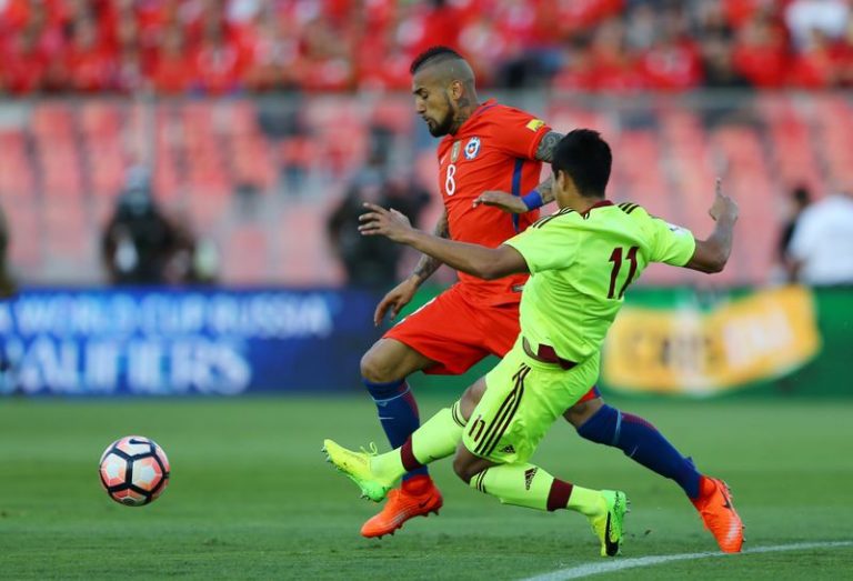 LYNXMPEG9F1QR.jpg,Foto de archivo de Arturo Vidal ante la marca de Renzo Zambrano en un partido entre Chile y Venezuela en Santiago por la eliminatoria sudamericana al Mundial 2018. 
28/3/17 
REUTERS/Ivan Alvarado; Crédito: IVAN ALVARADO, Reuters