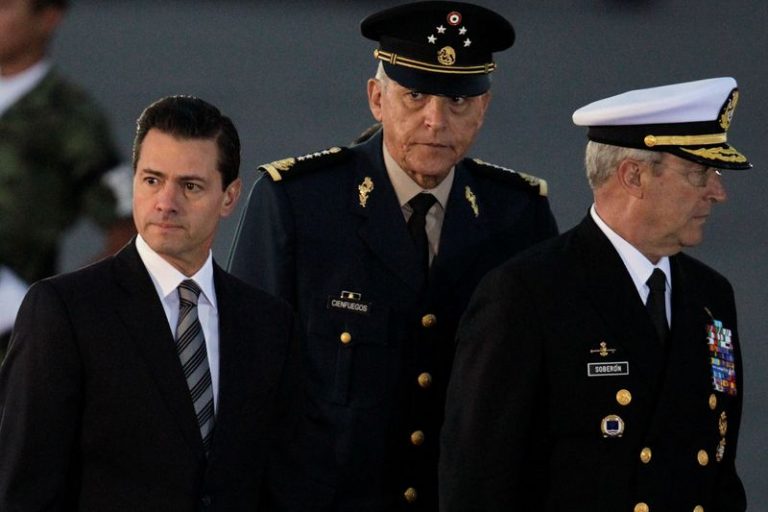 LYNXMPEG9F1XD.jpg,Imagen de archivo del expresidente de México, Enrique Peña, el exsecretario de Defensa, Salvador Cienfuegos, y el exsecretario de Marina, Francisco Soberón, durante una ceremonia de izamiento de bandera en honor a las víctimas de los sismos de septiembre de 1985 y 2017 en la plaza del Zócalo, en Ciudad de México. 19 de septiembre de 2018. REUTERS / Daniel Becerril; Crédito: DANIEL BECERRIL, Reuters
