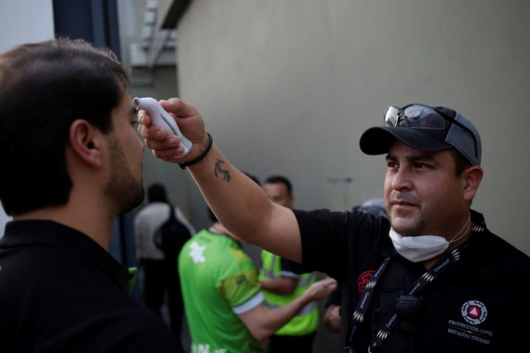 LYNXMPEG9G03T-1.jpg,Foto de archivo de miembro del staff tomando la temperatura a un aficionado antes de entrar a un estadio en México antes de que cerraran sus puertas por pandemia del coronavirus.  Estadio Universitario, Monterrey, México. 14 de marzo de 2020.
REUTERS/Daniel Becerril; Crédito: Array, Reuters