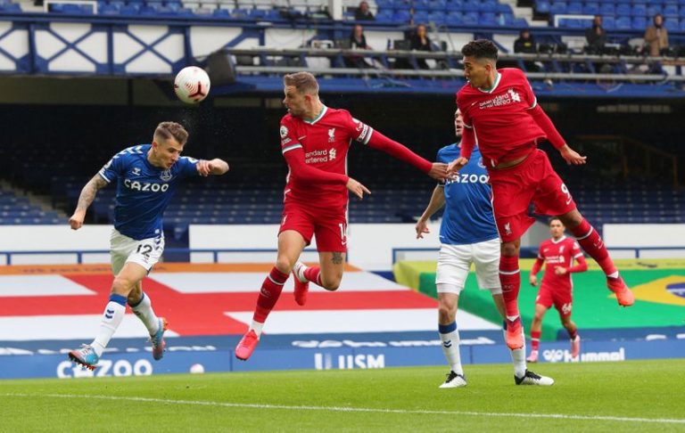LYNXMPEG9G0G2.jpg,El defensa del Everton Lucas Digne junto a los jugadores del Liverpool Jordan Henderson y Roberto Firmino. Goodison Park, Liverpool, Reino Unido. 17 de octubre de 2020. Pool via REUTERS/Peter Byrne ; Crédito: PETER BYRNE, Reuters