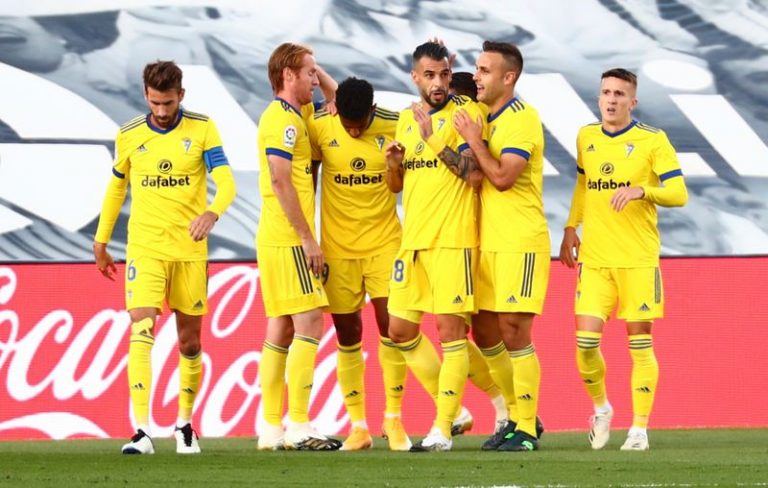 LYNXMPEG9G0MF.jpg,Los jugadores del Cádiz celebran después de que Anthony Lozano anotó el único gol del partido en la victoria 1-0 como visitante ante el Real Madrid, por la Liga Española de fútbol, en el Estadio Alfredo Di Stéfano, en Madrid, España - Octubre 17, 2020  REUTERS/Sergio Perez; Crédito: SERGIO PEREZ, Reuters