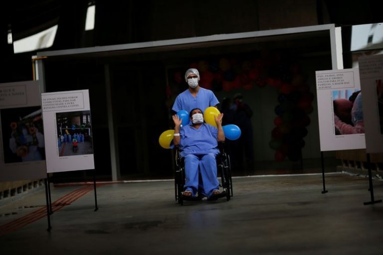 LYNXMPEG9G0PV.jpg,IMAGEN DE ARCHIVO. La paciente Helena Elvira, de 63 años, gesticula cuando abandona el hospital de campaña en el Estadio Mané Garrincha, tras ser tratada por COVID-19, en Brasilia, Brasil. Octubre 15, 2020. REUTERS/Adriano Machado; Crédito: ADRIANO MACHADO, Reuters