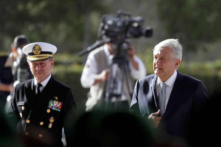 LYNXMPEG9H0FH.jpg,Imagen de archivo. El presidente de México, Andrés Manuel López Obrador, y el secretario de Marina, Rafael Ojeda, captados en un acto para conmemorar el Día de la Armada de México, en la ciudad Saltillo, México. 19 de febrero de 2019. REUTERS/Daniel Becerril; Crédito: DANIEL BECERRIL, Reuters