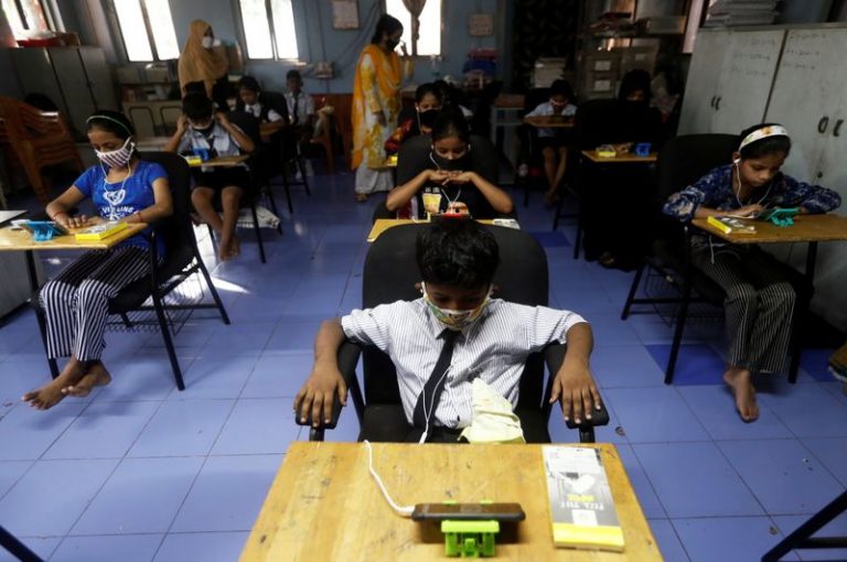 LYNXMPEG9I11Q.jpg,Foto de archivo de estudiantes siguiendo clases online en sus celulares en una biblioteca pública en Mumbai. 
Oct 16, 2020. REUTERS/Francis Mascarenhas; Crédito: FRANCIS MASCARENHAS, Reuters