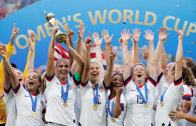 LYNXMPEG9I16O.jpg,Foto de archivo de las integrantes de la selección femenina de fútbol de EEUU celebrando tras ganar el Mundial de Francia. 
Jul 7, 2019  
REUTERS/Bernadett Szabo; Crédito: BERNADETT SZABO, Reuters
