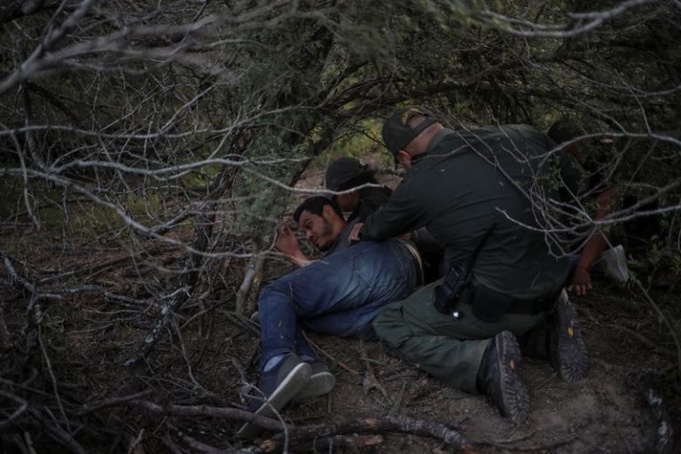 LYNXMPEG9I16W-1.jpg,FOTO DE ARCHIVO. Agentes de control fronterizo de Estados Unidos detienen a un migrante centroamericano que cruzó al país desde México en Mission, Texas. REUTERS/Adrees Latif   ; Crédito: ADREES LATIF, Reuters
