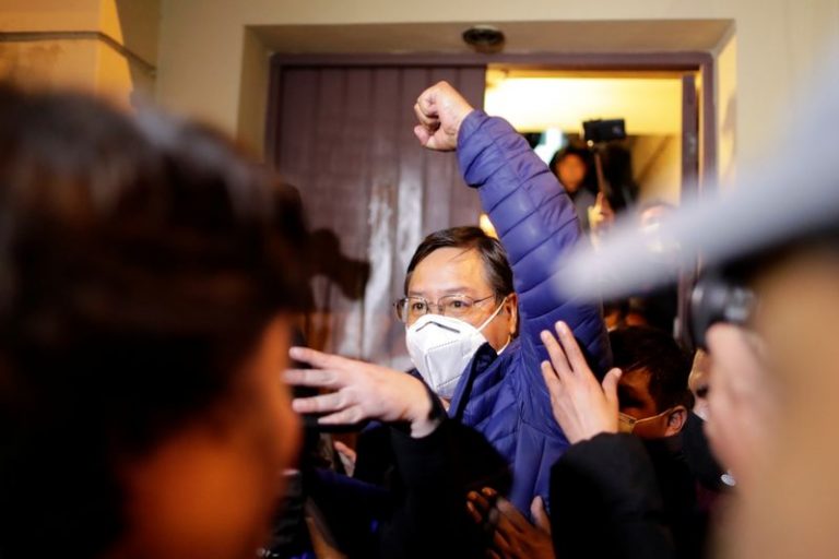 LYNXMPEG9I19N-2.jpg,Luis Arce, candidato presidencial del partido Movimiento al Socialismo (MAS), levanta el puño después de que un recuento rápido no oficial de los votos indicó que ganaría la elección presidencial del país sin necesidad de una segunda vuelta, en La Paz, Bolivia. 19 de octubre de 2020. REUTERS/Ueslei Marcelino ; Crédito: Ueslei Marcelino, Reuters