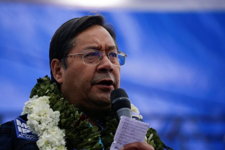 LYNXMPEG9I1BO.jpg,FILE PHOTO: Presidential candidate Luis Arce of the Movement to Socialism party (MAS) speaks during a closing campaign rally ahead of the Bolivian presidential election, in El Alto, on the outskirts of La Paz, Bolivia, October 14, 2020. REUTERS/David Mercado; Crédito: DAVID MERCADO, Reuters