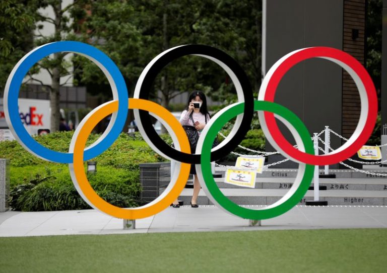 LYNXMPEG9I1J1.jpg,IMAGEN DE ARCHIVO. Una mujer utilizando mascarilla toma una fotografía a os anillos olímpicos frente al Estadio Nacional de Tokio, Japón October 14, 2020. REUTERS/Kim Kyung-Hoon; Crédito: KIM KYUNG-HOON, Reuters