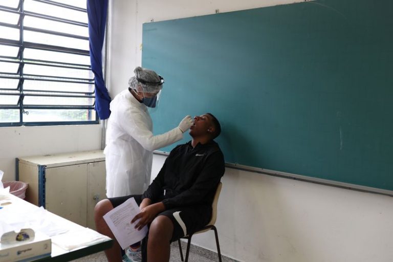 LYNXMPEG9I1RS.jpg,FOTO DE ARCHIVO: Un trabajador de la salud realiza una prueba de PCR al estudiante Kaique Gabriel da Silva en una escuela estata en Taboao da Serra, en las afueras de Sao Paulo, Brasil, 15 de octubre de 2020. REUTERS/Amanda Perobelli; Crédito: AMANDA PEROBELLI, Reuters